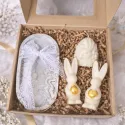 Wielkanocny Box Prezentowy – Świeczki Króliczki + Jajko + Podstawka | Personalizowany Prezent na Wielkanoc